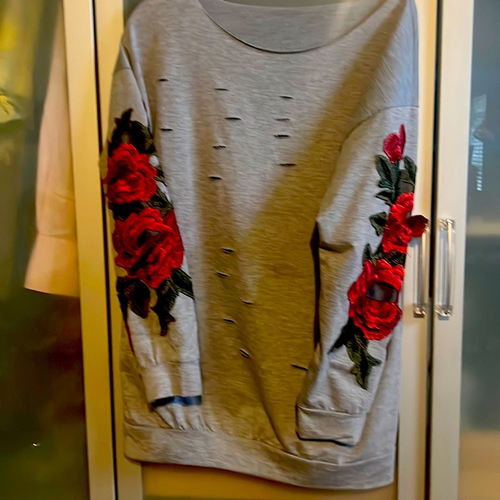 Very soft worn a couple times size medium, long sleeve top